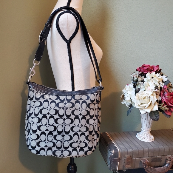 Coach Chelsea Signature Canvas Purse - Picture 2 of 8